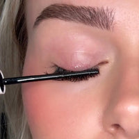 1.Apply Lash Remover